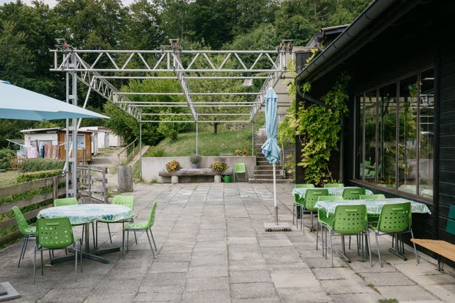 Die Terrasse liegt im Zentrum des Campingplatzes «Chläb». Sie grenzt an das Clubhaus mit Bistro (links im Bild).