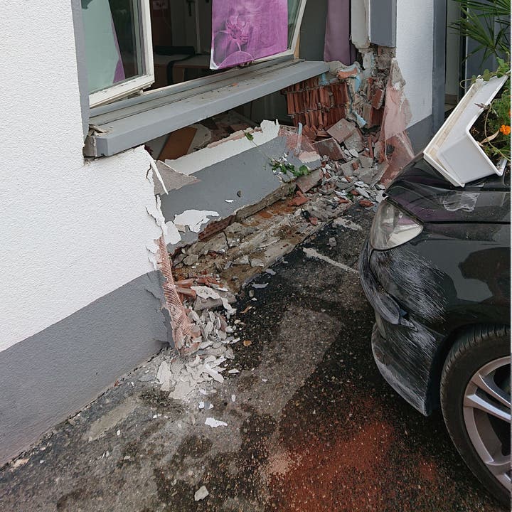 Obermumpf, 20 Juli: Eine Autofahrerin verwechselte das Brems- und das Gaspedal. Sie krachte in eine Hausmauer. Durch den Aufprall entstand erheblicher Sachschaden.