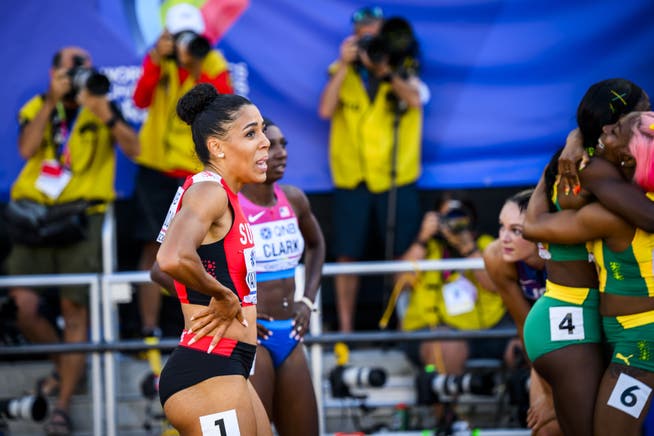 Während Mujinga Kambundji nach dem 200-m-Final auf der Resultattafel nicht das erblickt, was sie sich erhofft hat, freuen sich die Jamaikanerinnen Shericka Jackson und Shelly-Ann Fraser-Pryce (rechts) über ihren Erfolg.