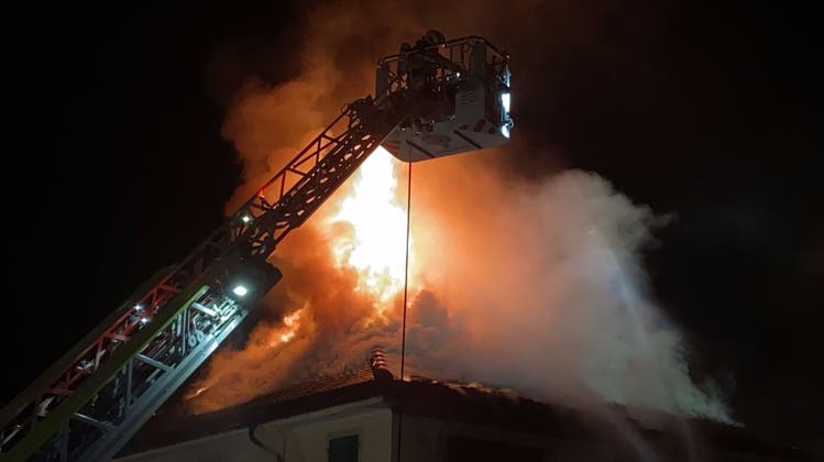 Rasch breiteten sich die Flammen von einem brennenden Fahrzeuganhänger auf ein Wohnhaus aus. Der Sachschaden bei einem Brand in Männedorf wird auf über hunderttausend Franken geschätzt. (Kapo ZH)