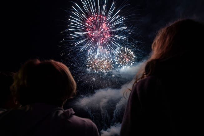 Mehrere Zürcher Gemeinden verbieten neu auch das Abbrennen von Feuerwerk. Dieses Verbot dürfte bis am 1. August andauern, weil kein Regen in Sicht ist.