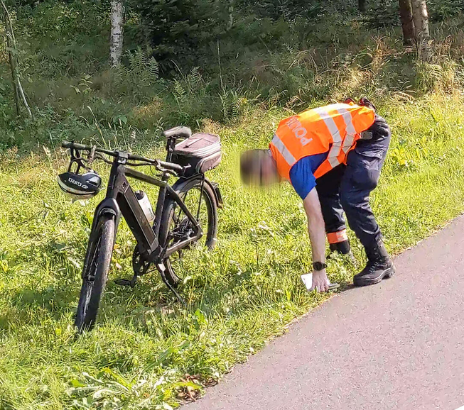 Ein Polizist untersucht das E-Bike.
