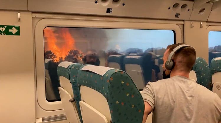 Verängstigte Passagiere: Zug stoppt mitten in Waldbrand in Spanien