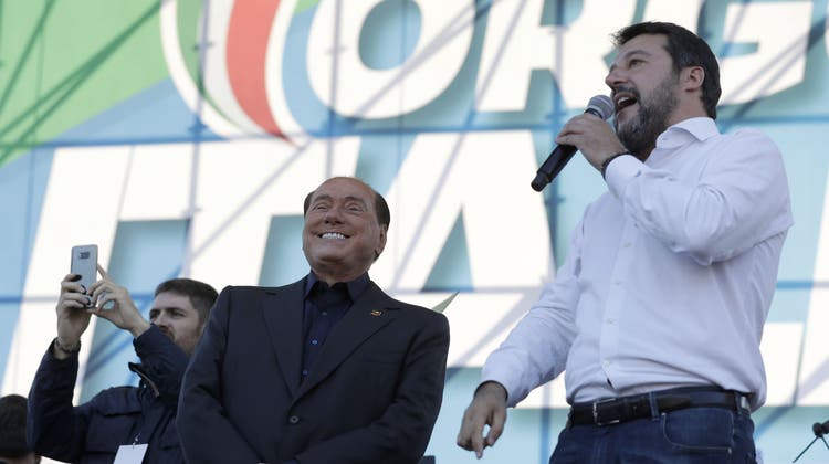 Lega-Anführer Matteo Salvini gemeinsam mit Silvio Berlusconi bei einer Wahlkampfveranstaltung. (Archivbild: Andrew Medichini / AP)