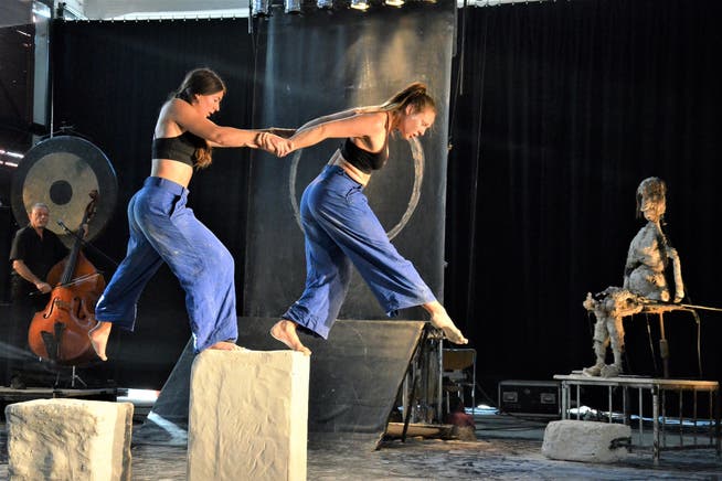 Das Wattwiler Rigolo Tanztheater mit Christian Kleiner, Marula Eugster Rigolo, Anna Zurkirchen (von links) zeigte in der Lokremise einen ersten Vorgeschmack ihrer neuesten Produktion «Ithir».