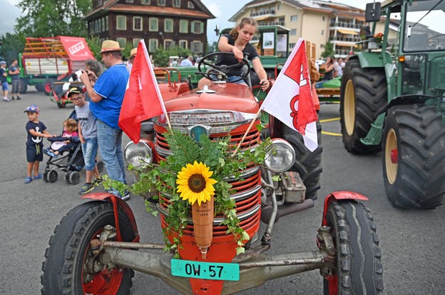 Anja Reinhard mit einem schön geschmückten Hürlimann-Traktor.