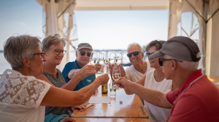 Anstossen mit dem Weissen und fröhlich sein: Der beste Grund für einen Besuch am Weinfest. (Bild: Benjamin Manser)