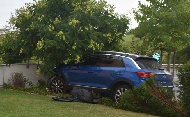 In Eschenbach fuhr eine Frau durch einen Gartenzaun und gegen einen Baum.