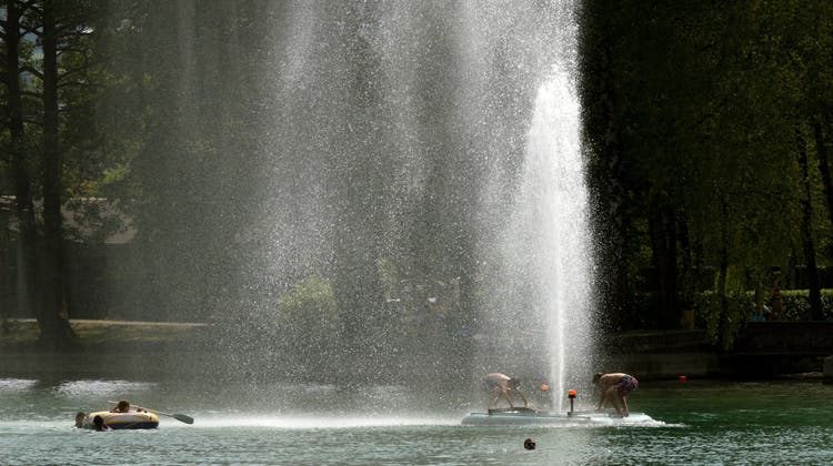 Abkühlung kann der Springbrunnen im Ägerisee momentan nicht bieten, da die Pumpe des Brunnens kaputt ist. (Bild: Christof Borner-Keller)