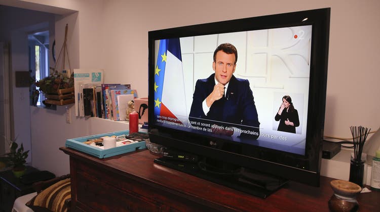 France 2 bringt das Wort des Präsidenten in die Fernsehstube - übt aber zugleich Kritik am "neoliberalen" Kurs von Emmanuel Macron (keystone)