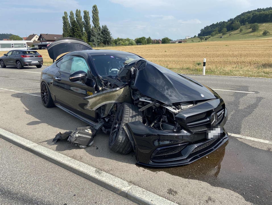 Schafisheim, 25. Juli: Ein Neulenker verlor beim übermässigen Beschleunigen die Kontrolle über den gemieteten Mercedes-Benz AMG C63 und verursachte einen Selbstunfall. Am weit über 400 PS starken Sportwagen entstand ein Schaden in Höhe von 100'000 Franken. 