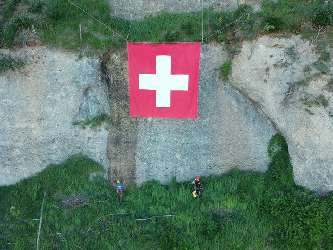 Seit Jahrzehnten fasziniert die Schweizer Fahne unter dem Geissberg in Bütschwil.