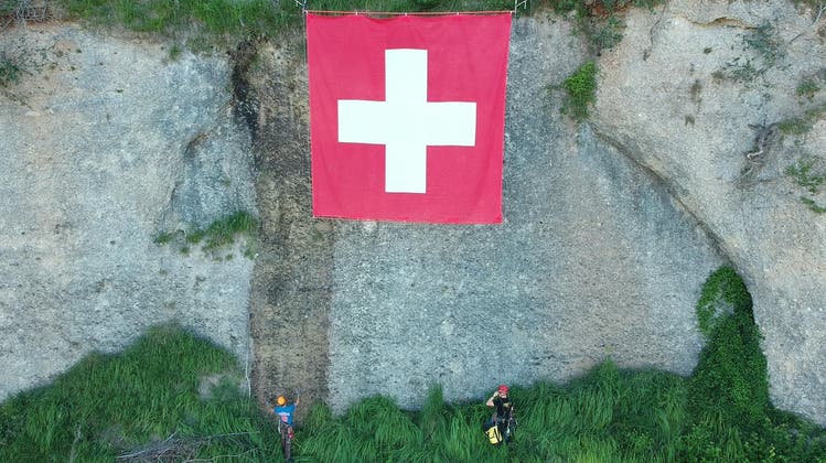 Seit Jahrzehnten fasziniert die Schweizer Fahne unter dem Geissberg in Bütschwil. (Bild: Stefan Sennhauser)