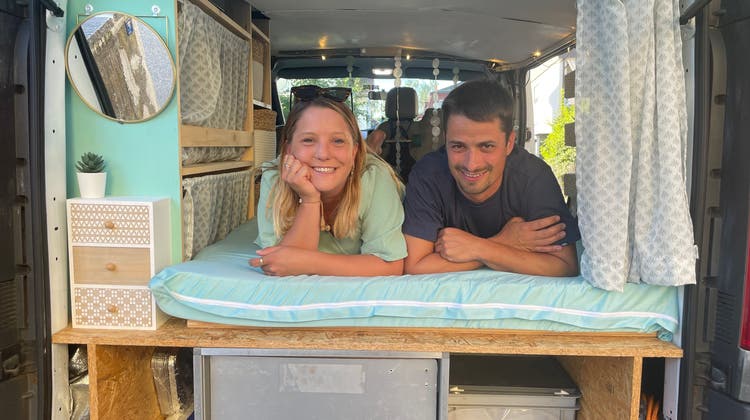 Stefanie Rüesch und Manuel Hinrichs haben sich ihren Traum erfüllt und einen Opel Vivaro zu einem Camper-Van ausgebaut. (Bild: Cassandra Wüst)
