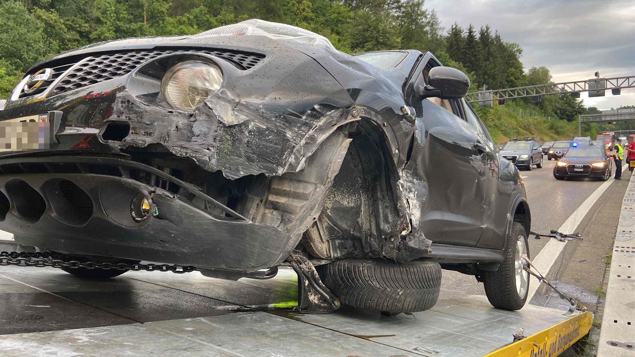 Neuenhof, 25. Juli: Ein Junglenker verursachte nach einem Sekundenschlaf auf der A1 einen beeindruckenden Selbstunfall. Der Nissan kam nicht mit einem blauen Augen davon. Dafür aber sein Lenker: dieser blieb unverletzt, ist aber nun sein Billet los. 