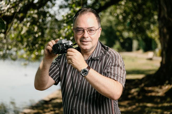 Rudolf Marty mit seiner analogen Spiegelreflexkamera auf der Nötzliwiese in Dietikon.