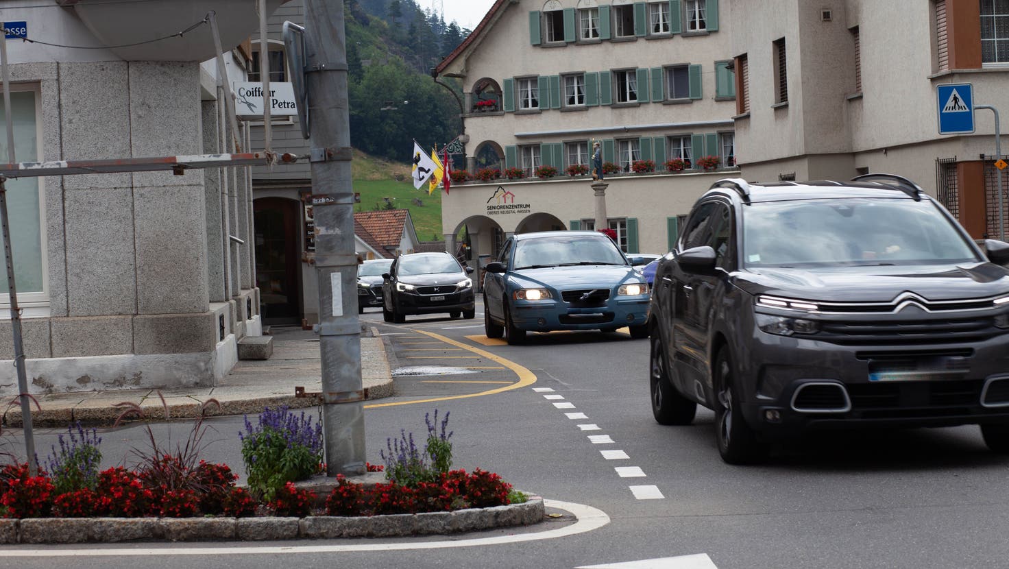 Durch den Stau auf der Autobahn gibt es auch auf der Kantonsstrasse, insbesondere durch Wassen kaum noch ein Durchkommen für die Einheimischen, die Blaulichtorganisationen und den Bus. (Bild: Florian Arnold (Wassen, 23. Juli 2022))