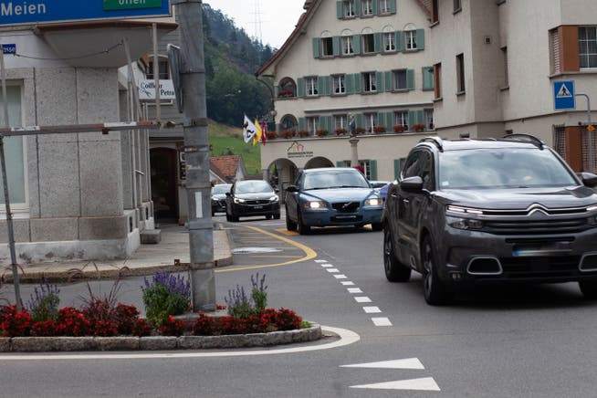 Durch den Stau auf der Autobahn gibt es auch auf der Kantonsstrasse, insbesondere durch Wassen kaum noch ein Durchkommen für die Einheimischen, die Blaulichtorganisationen und den Bus.