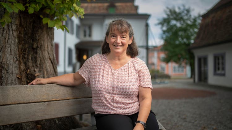 Yvonne Istas, Leiterin des Museums Rosenegg, hinter dem Haus unter der grossen Ulme. (Bild: Benjamin Manser)