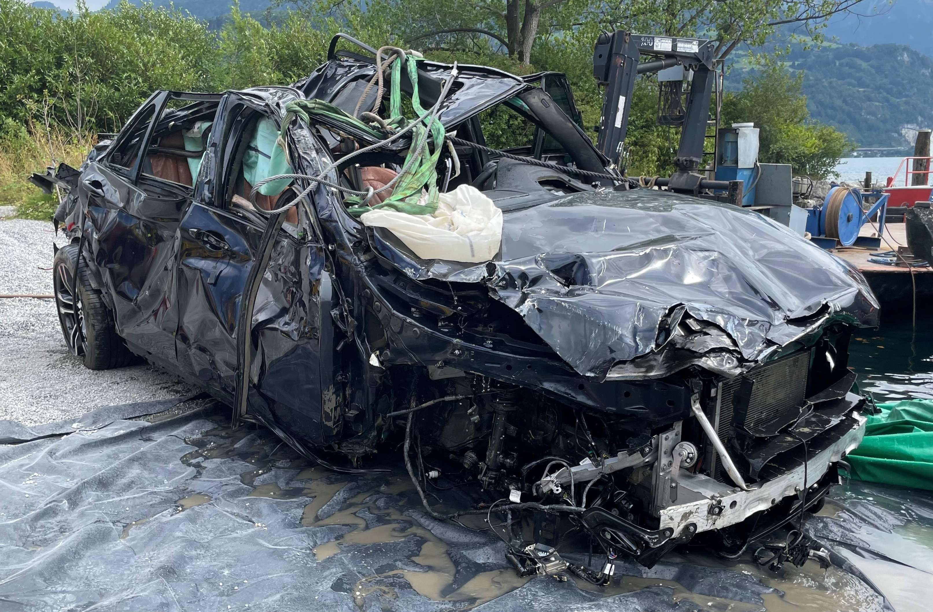 Axenstrasse: Auto Und Ein Todesopfer Geborgen