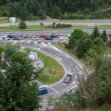 Dem Stau auf der Autobahn A2 versuchen einige über die Kantonsstrasse auszuweichen, hier im Bild die Autobahnausfahrt, rechts die Einfahrt. (Bild: Florian Arnold)