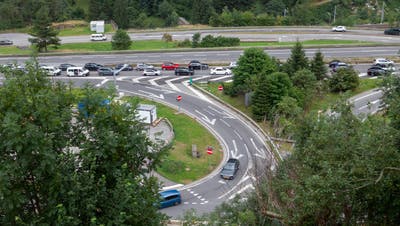 Dem Stau auf der Autobahn A2 versuchen einige über die Kantonsstrasse auszuweichen. (Florian Arnold (Wassen, 23. Juli 2022))