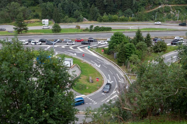 Dem Stau auf der Autobahn A2 versuchen einige über die Kantonsstrasse auszuweichen, hier im Bild die Autobahnausfahrt, rechts die Einfahrt. 
