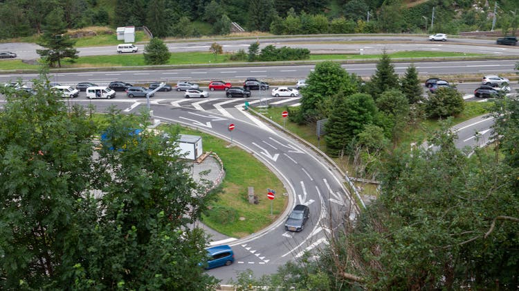 Dem Stau auf der Autobahn A2 versuchen einige über die Kantonsstrasse auszuweichen. (Bild: Florian Arnold / Urner Zeitung)