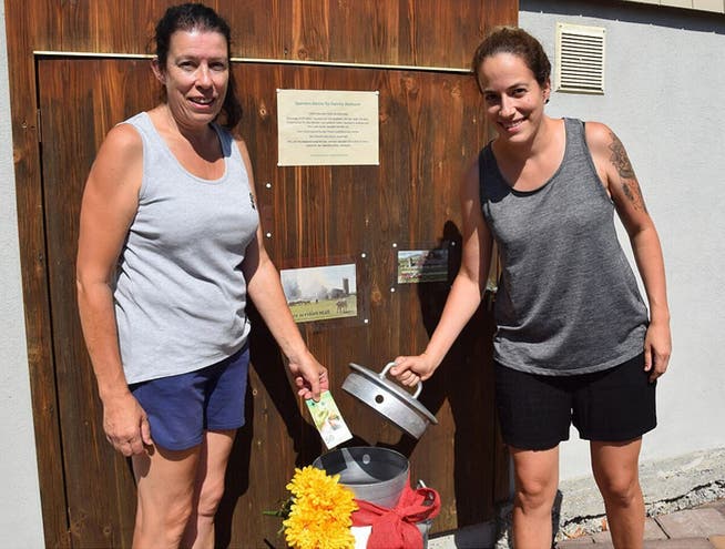 Rosmarie und Jasmin Kessler richteten die Spenden-Kanne am Tag nach dem Brand ein.