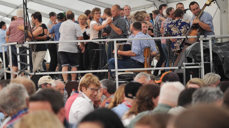 Ein Grossaufmarsch im Festzelt machten das Älpler-Wunschkonzert auch bei seiner letzten Austragung 2019 zu einem Volksfest. (Bild: Urs Hanhart (Urnerboden, 5. August 2019))