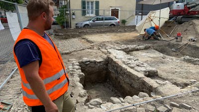 Leiter Reto Bucher von der Kantonsarchäologie Aargau beobachtet die Ausgrabungen. (Andreas Fretz)