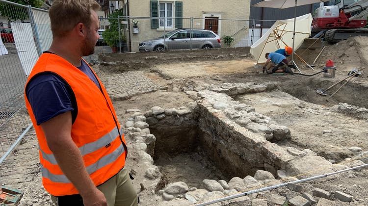 Leiter Reto Bucher von der Kantonsarchäologie Aargau beobachtet die Ausgrabungen. (Andreas Fretz)