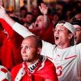 Massenweise Schweiz-Fans an der WM 2006 in Stuttgart beim Vorrundenspiel gegen Frankreich. (Ronald Wittek / EPA)