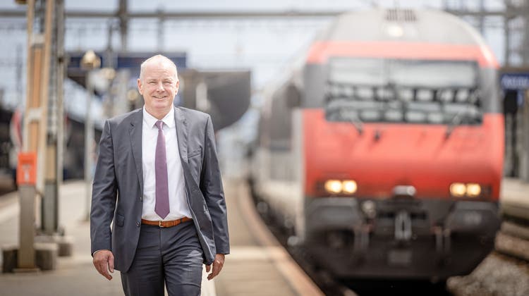 Regierungsrat Stephan Attiger am Bahnhof in Aarau. (Chris Iseli / AGR)