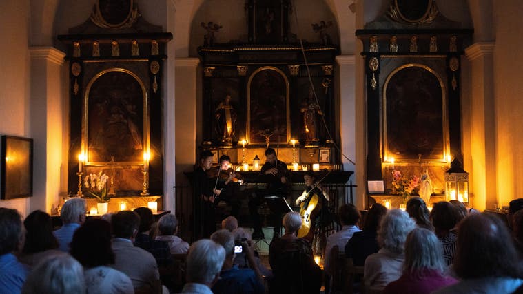 Kerzenlichtkonzert für einmal in statt vor der Kindli-Kapelle. (Bild: Manuela Jans-Koch (Gersau, 28. Juli 2022))