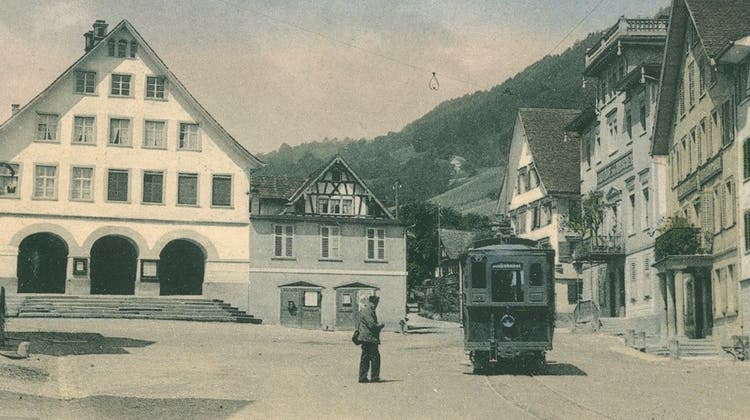 Diese Ansicht (Wehrli AG, Kilchberg-Zürich) zeigt Bernecks Rathausplatz um 1909. Ans Rathaus ist noch das Spritzenhäuschen angebaut. (Bild: Aus Gino-Enrico Kaufmanns Sammlung)