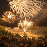 Feuerwerk ist nach wie vor beliebt,steht aber in der Kritik: Lichterzauber über dem Rheinfall bei Neuhausen am Freitag, 31. Juli 2015. (Walter Bieri / KEYSTONE)