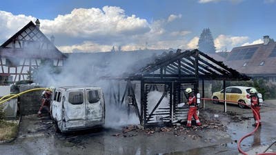 Beim Brand eines Gerätehauses bei einem Alterszentrum in Glattfelden entstand am Mittwoch hoher Sachschaden. (Kapo ZH)