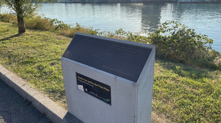 Im Raum Basel gibt es am Rhein einen trinationalen Dichterweg mit alemannischen Gedichten. Hier eines auf Elsässisch. (Peter Schenk)