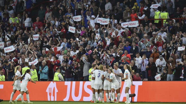 Die Englischen Spielerinnen feiern vor euphorisierten Fans. (Rui Vieira / AP)