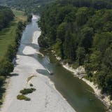 Die Ostschweizer Flüsse – hier die Thur bei Pfyn – führen wenig Wasser. (Bild: Ennio Leanza/Keystone (20. Juli 2022))