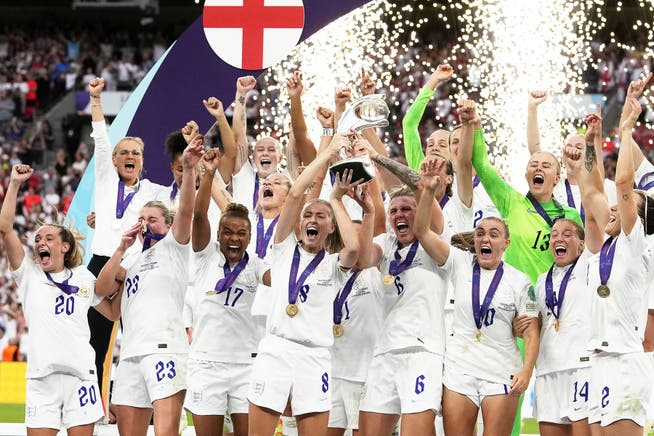 Die Engländerinnen sind Europameisterinnen und stemmen im Wembley-Stadion den Pokal in die Höhe.