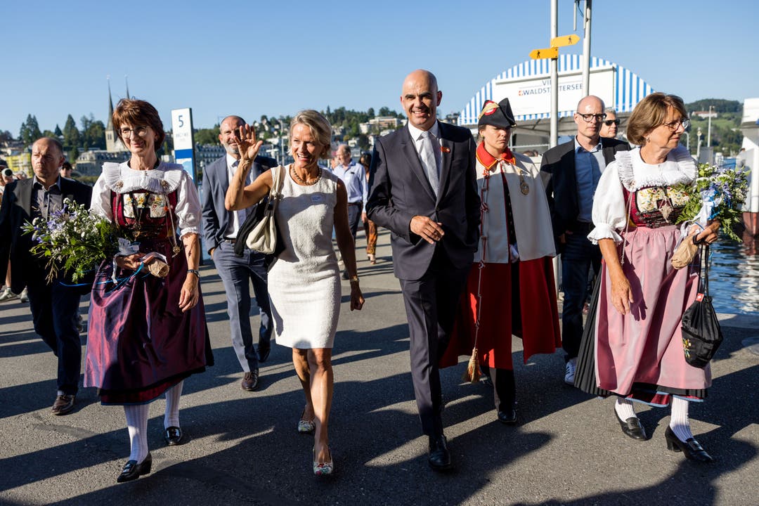 Bundesrat Alain Berset trifft neben Ständerätin Andrea Gmür auf dem Europaplatz in Luzern ein.