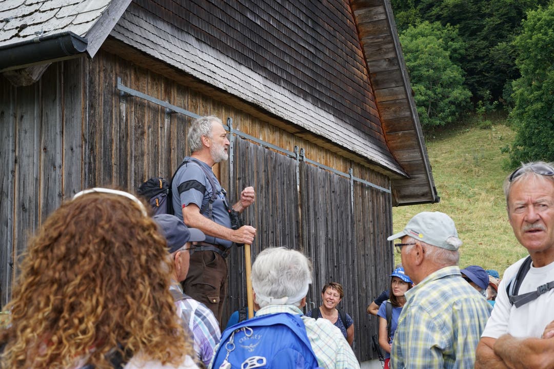 Wanderleiter Thomas Leimer erklärt beim Brüggli Wissenswertes zum alten Buchenwald.