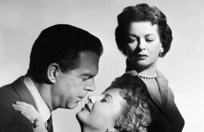 Viel zu lange Küsse im Halbschatten: Szene aus «There’s Always Tomorrow» mit Barbara Stanwyck, Fred MacMurray und Joan Bennett (im Hintergrund).
