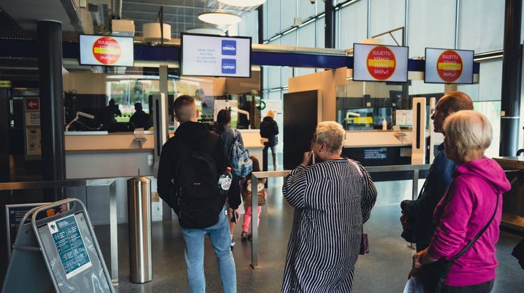 Sie wollen per Bus nach Europa: Russische Touristen bei der Passkontrolle in Lappeenranta, Finnland. (AFP)