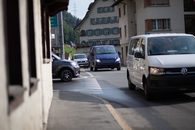 Durch den Stau auf der Autobahn herrscht auch auf der Kantonsstrasse durch Wassen viel Verkehr.