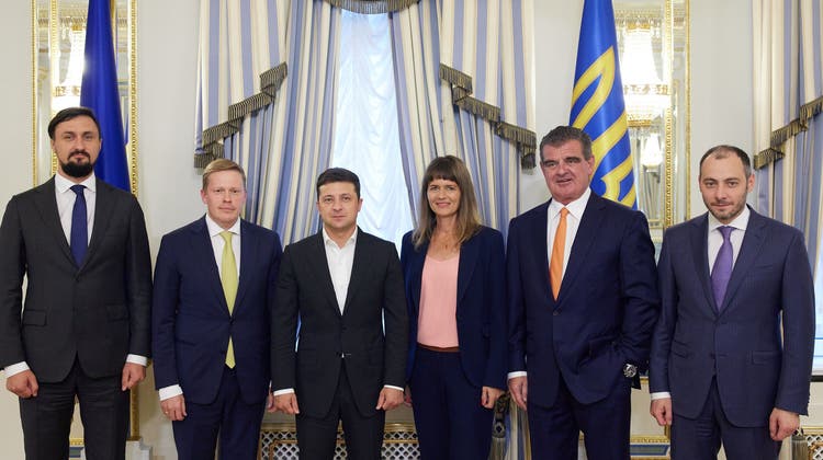 Ukraines Präsident Wolodimir Selenski (dritter von links) und Stadler-CEO Peter Spuhler (zweiter von rechts) bei der Unterzeichnung eines Memorandums of Understanding 2021. (Präsidentenbüro der Ukraine)