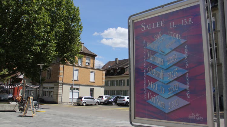 Beim Eingang zur Schulthess-Allee in Brugg weist ein Plakat auf das neue Festival hin. (Claudia Meier)