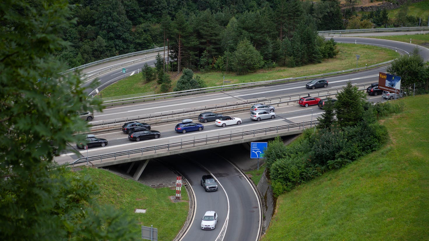 Dem Stau auf der Autobahn A2 versuchen einige über die Kantonsstrasse auszuweichen. (Florian Arnold/Urner Zeitung)